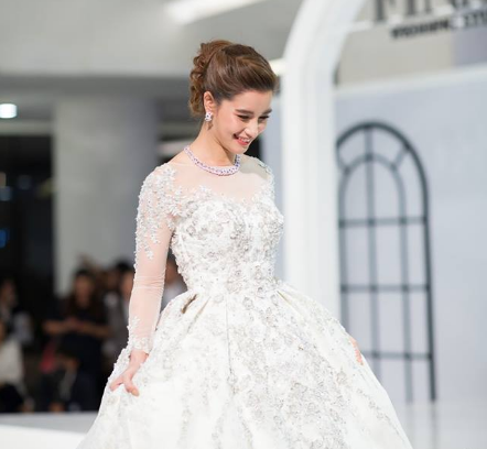 泰国当红女星穿上婚纱,yaya高贵优雅,bella霸气十足!