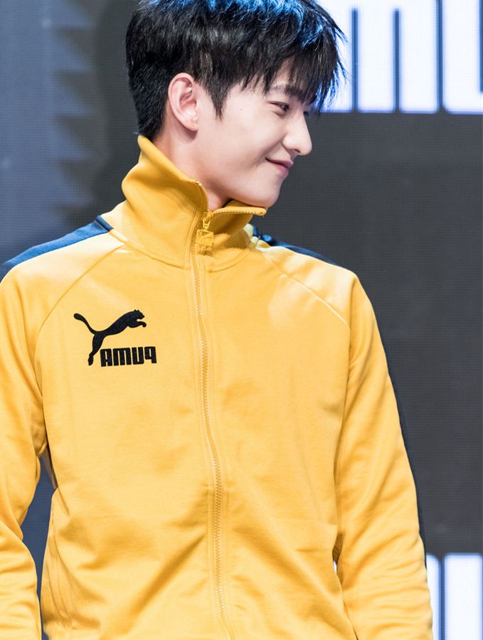 杨洋黄色运动服神似李小龙,完美侧颜帅到爆,网友:看呆了!