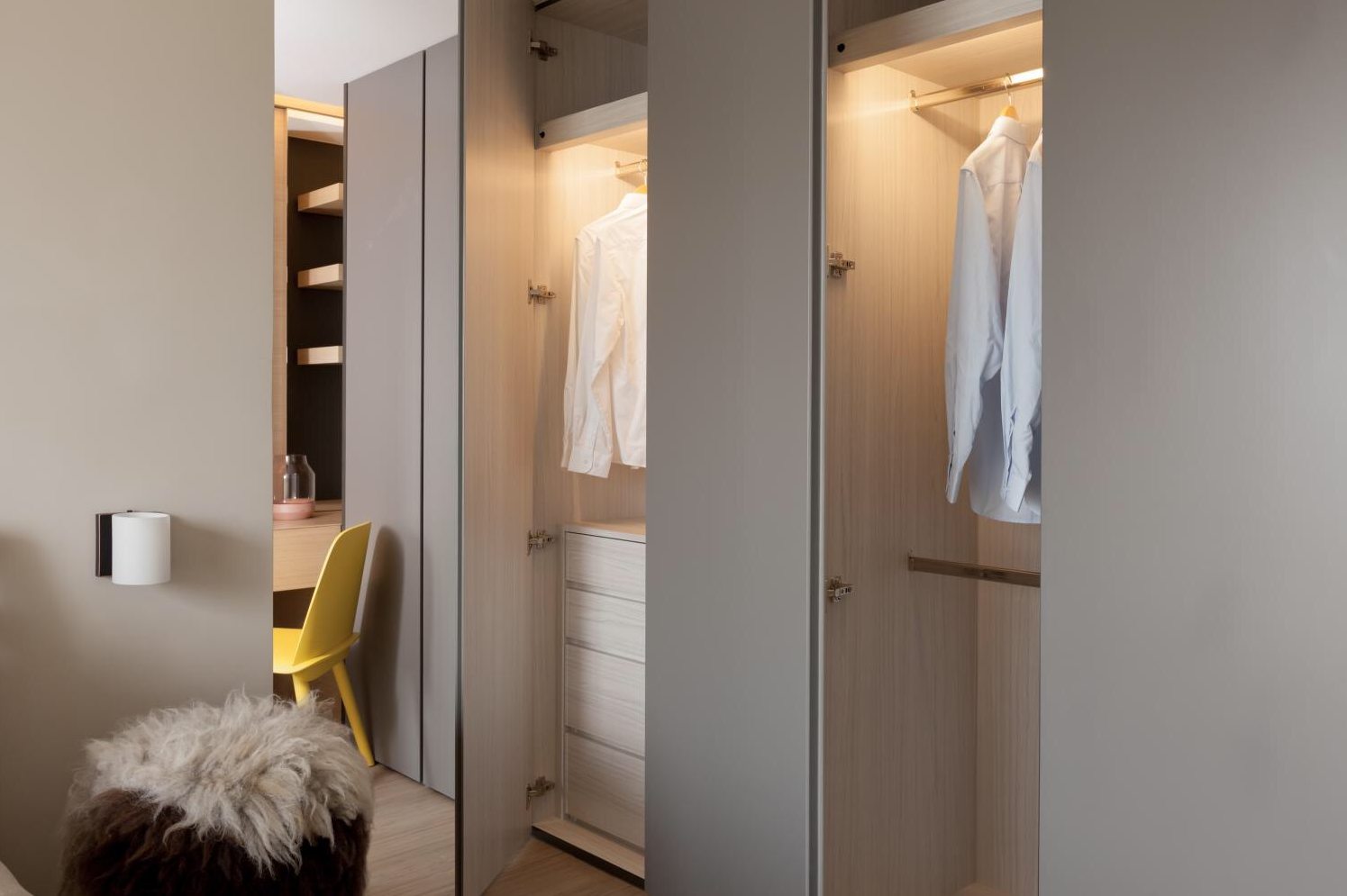 式,隐藏式的把手设计非常的简洁大气,衣柜里面都是暗藏着灯带的一个