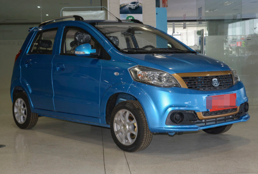 江铃e100的外观没的说,大气,就是漆面感觉有点薄,做的再厚实一点会更