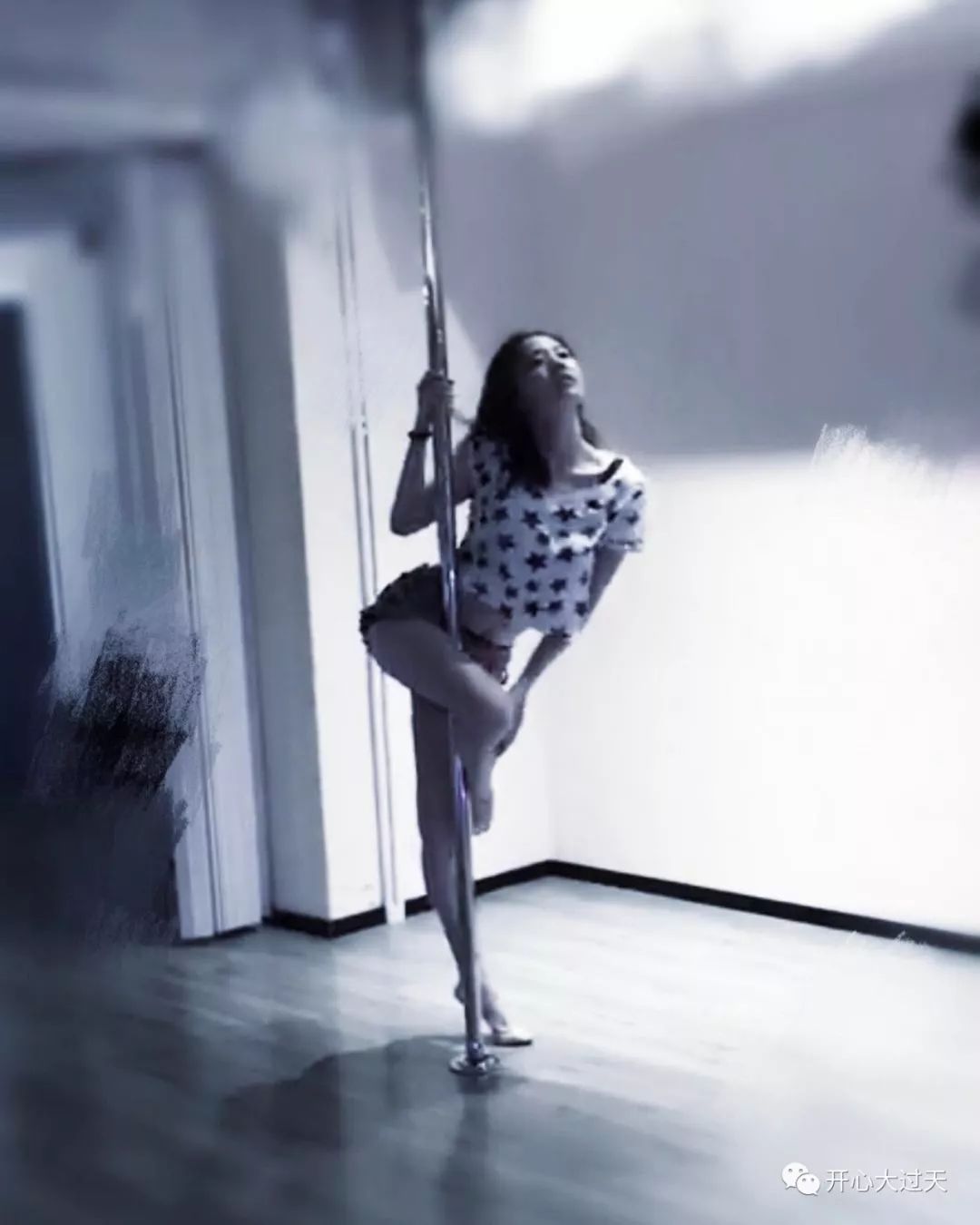 《栋仁的时光》朱晨丽性感表演钢管舞,爆生于内地在港未受歧视!