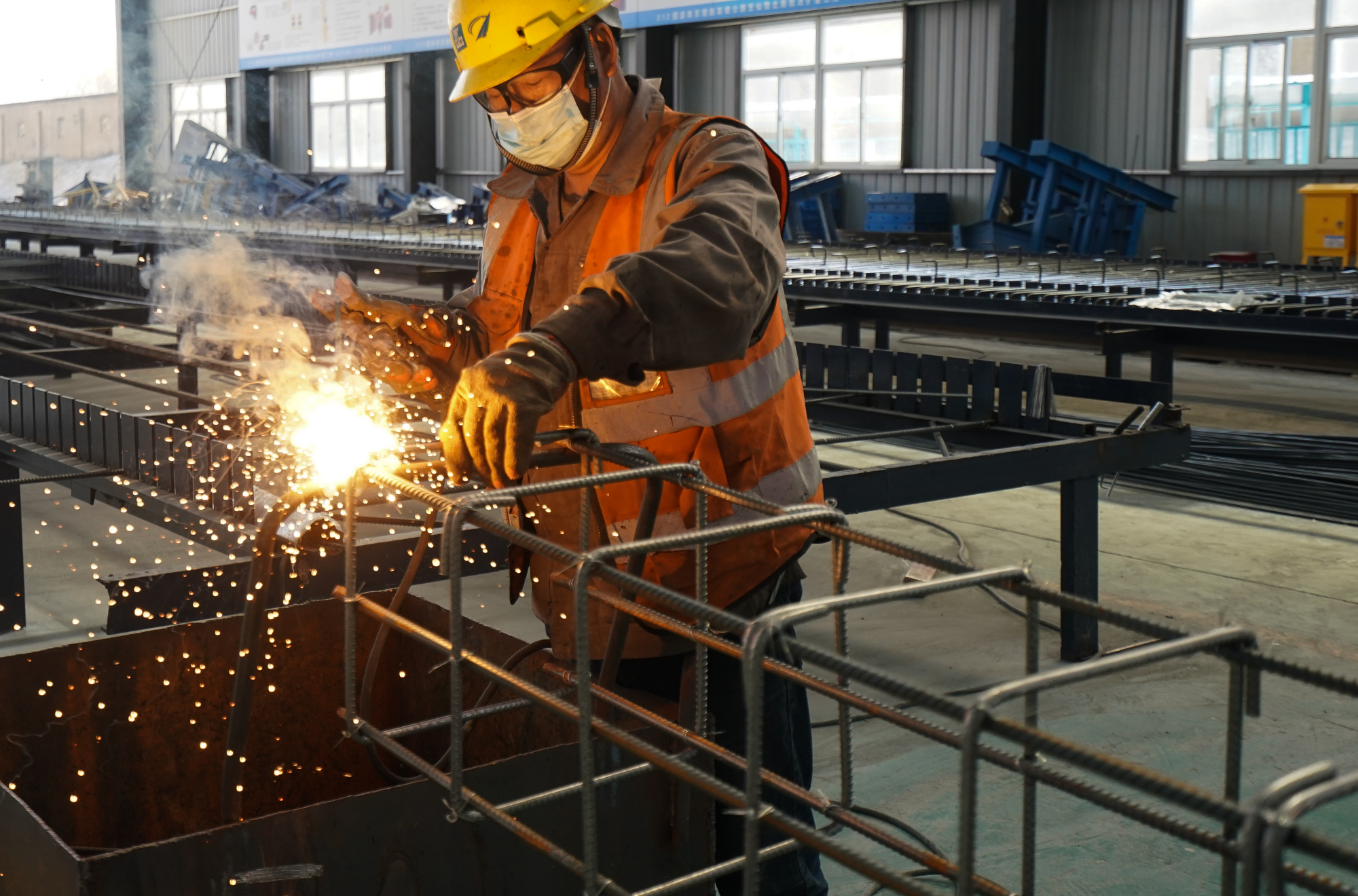 3月20日,工人在桥梁构件预制基地钢筋加工车间忙碌.