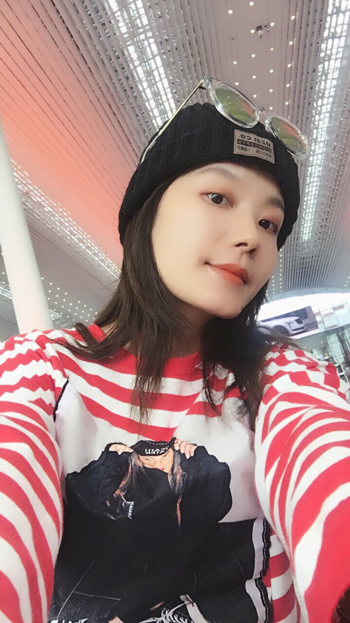 歌手演员王嘉艺,机场也能玩翻天