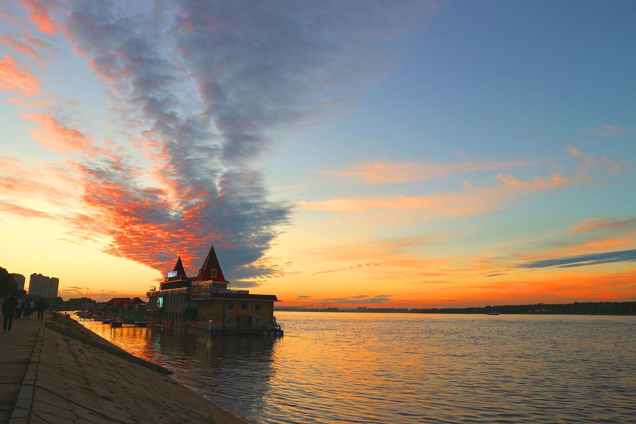 雨过天晴的佳木斯松花江畔,邂逅漫天彩霞飞