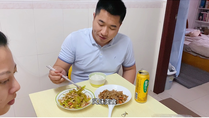 木瓜排骨炖汤,两个下酒菜,配上一大罐啤酒,小伙甭提多开心