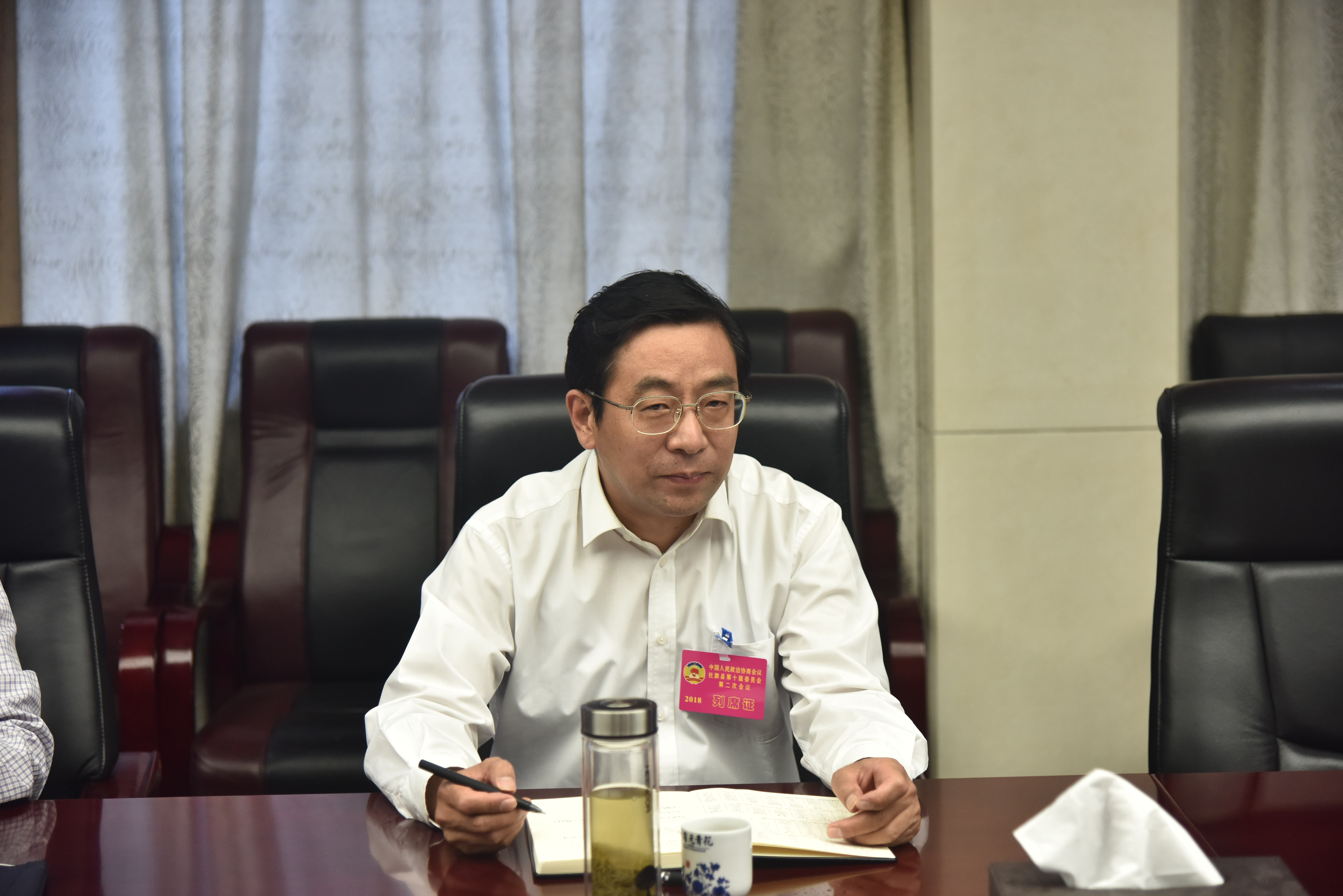 余广东参加政协工商联组讨论