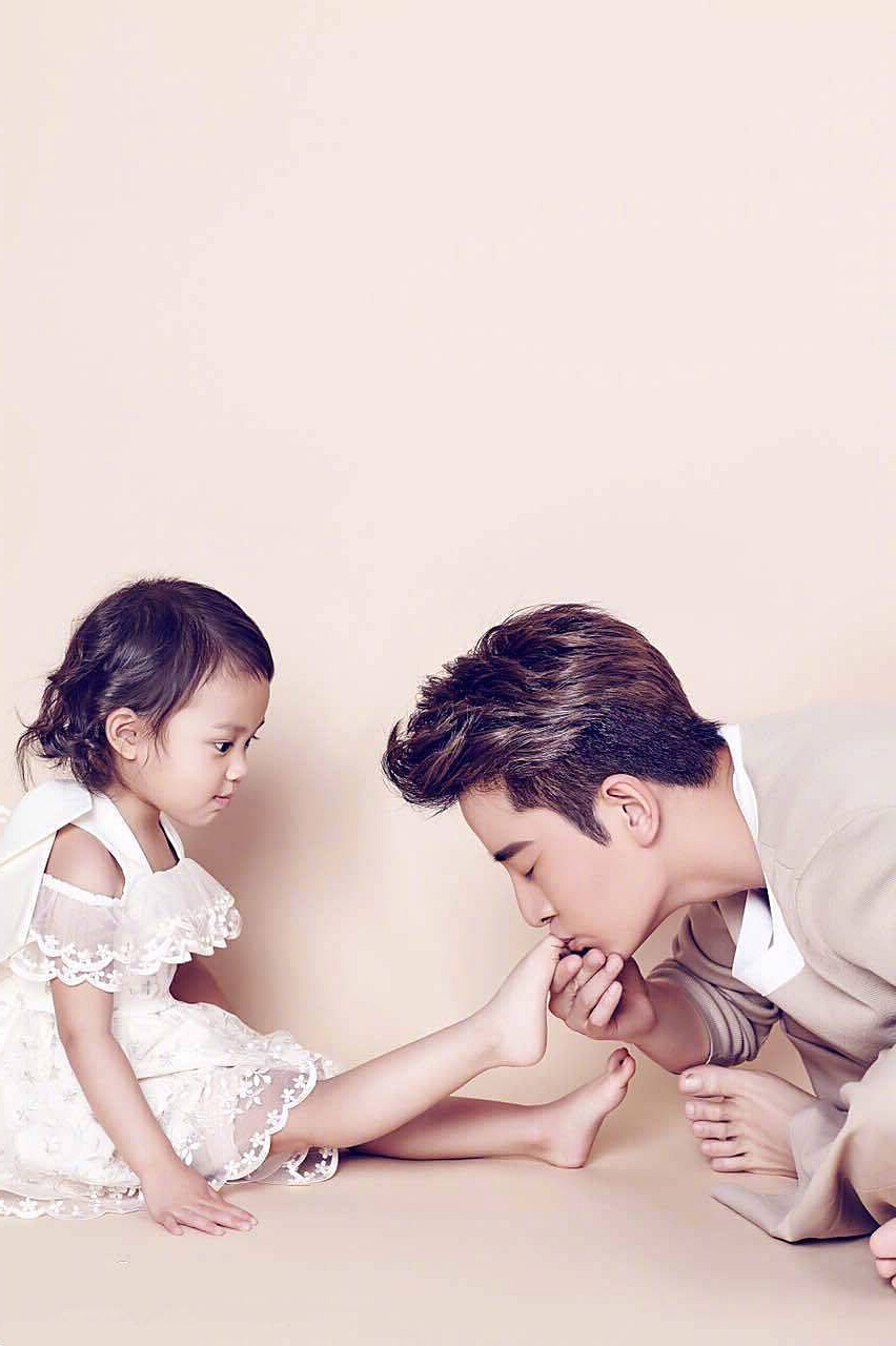 贾乃亮和甜馨一组时尚大片表达出满满的父爱