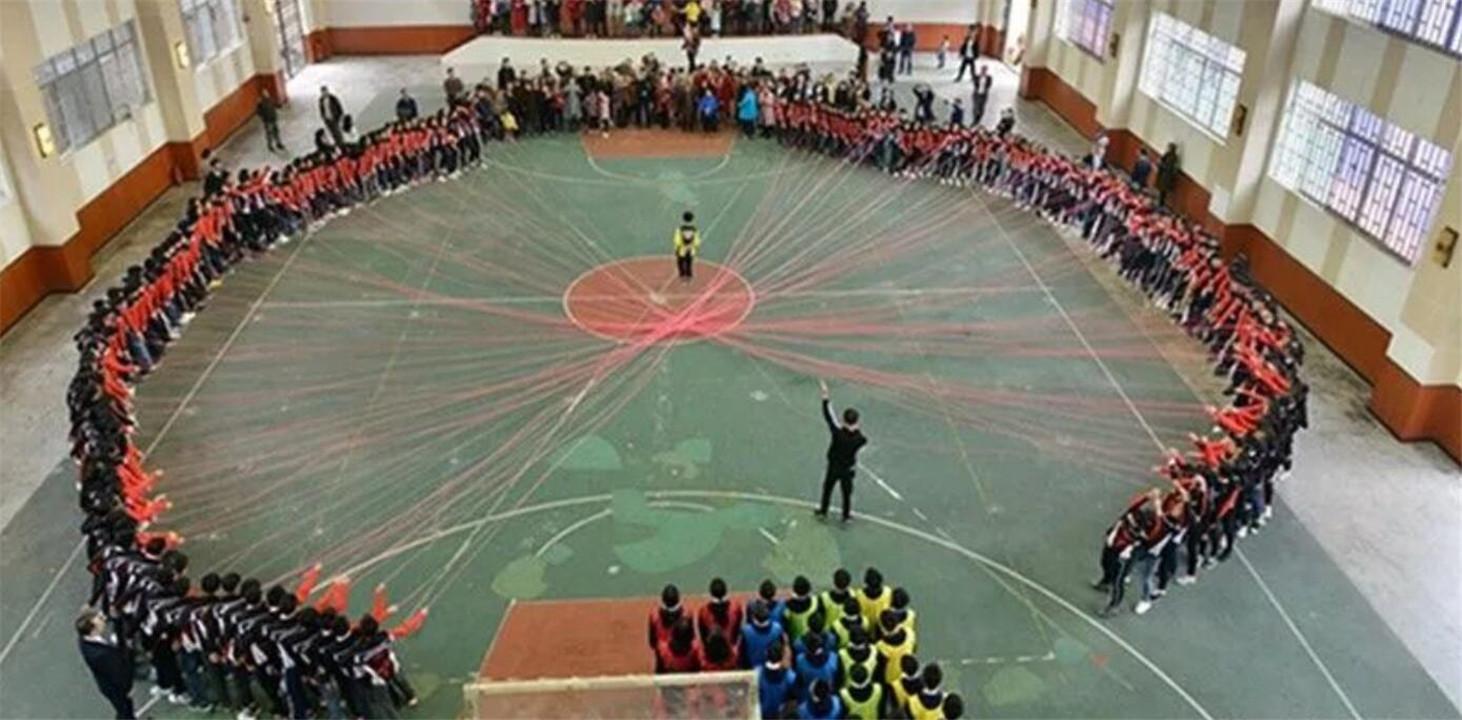 中国学生"跳绳"火出国外,百人摇绳一人跳,老外:太酷了