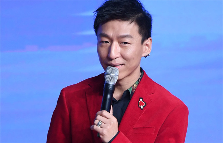 陈羽凡近照曝光,与好友热聊心情大好,此前白百何曾带元宝亮相