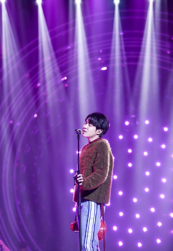 《歌手》第四期抢先看,刘欢接上脏辫变身潮叔,吴青峰拿喇叭唱歌