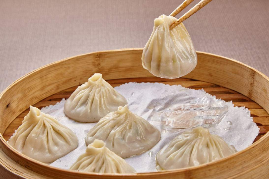 大叔卖特色"水包子",用牛奶做馅,却成了年轻人最爱的早餐!