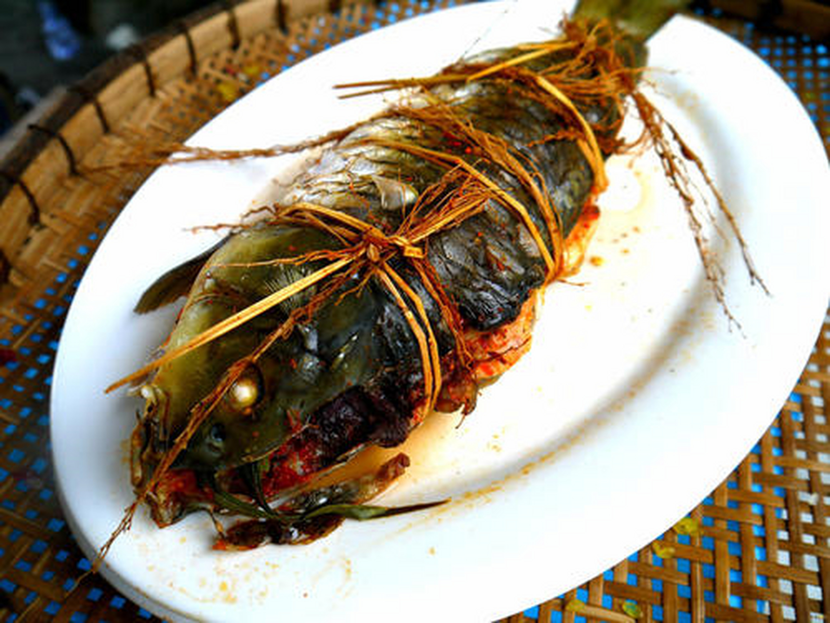 烹制"鱼包韭菜"是选用鲜活的1—2斤重的鲤鱼或草鱼,去鳞,去鳃后,沿