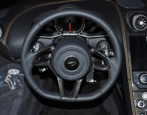 迈凯伦12c这个方向盘指向精准,慢则轻盈快则稳重,操控灵活,是不会出现