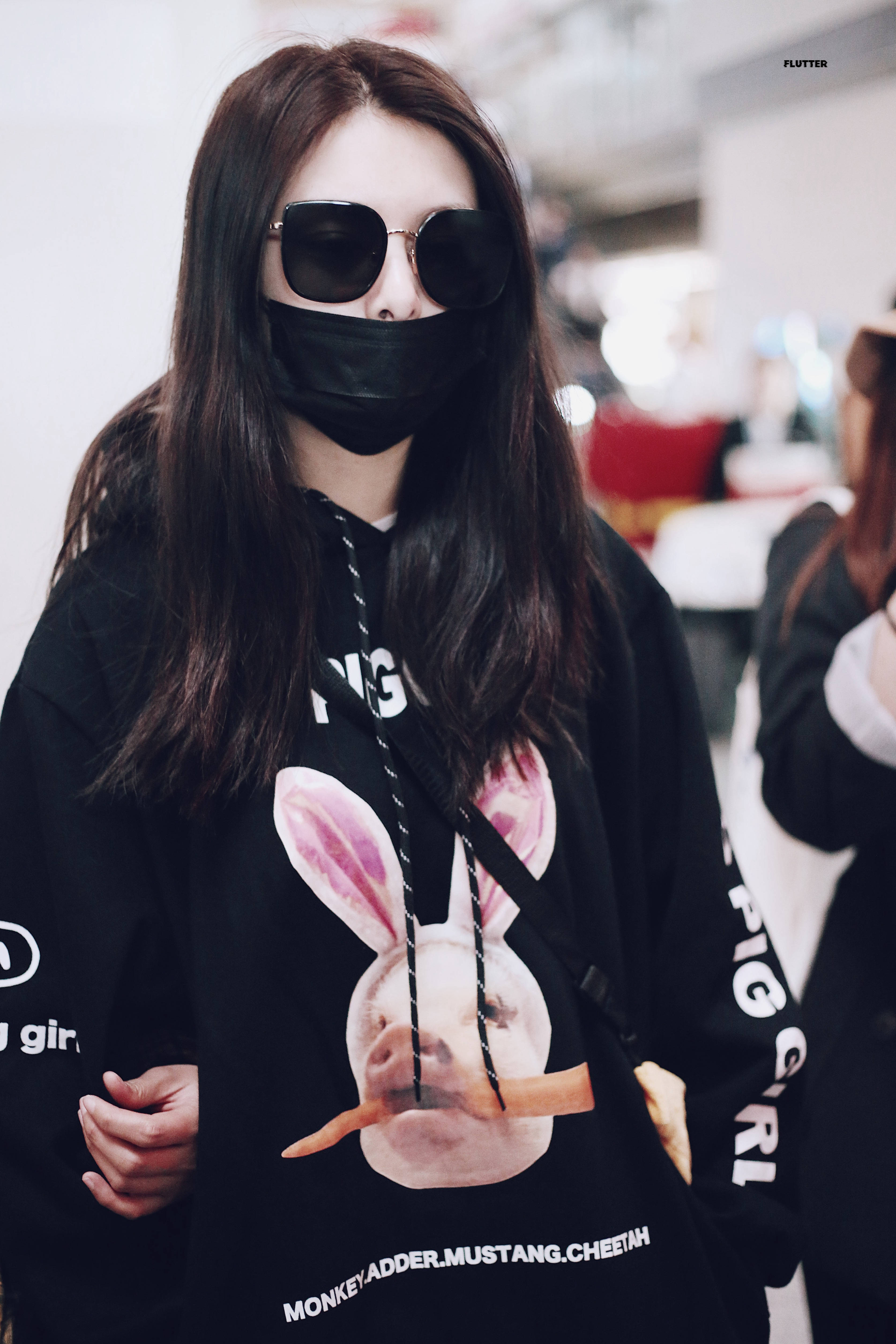 傅菁戴着黑色墨镜和黑色口罩遮面,遮捂严实.