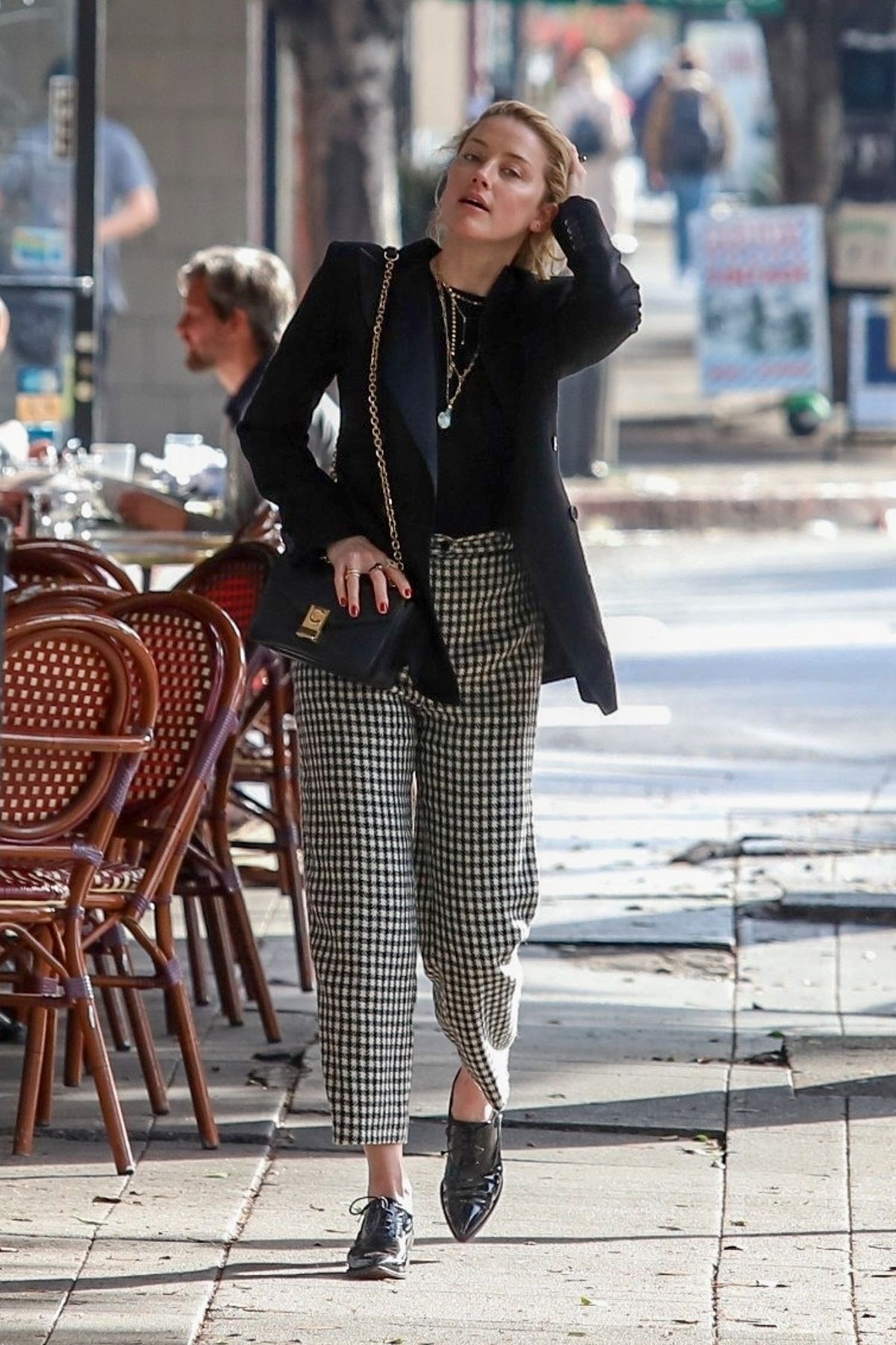 艾梅柏希尔德素颜外出很随意,但黑色西装格纹裤的造型却精致时髦