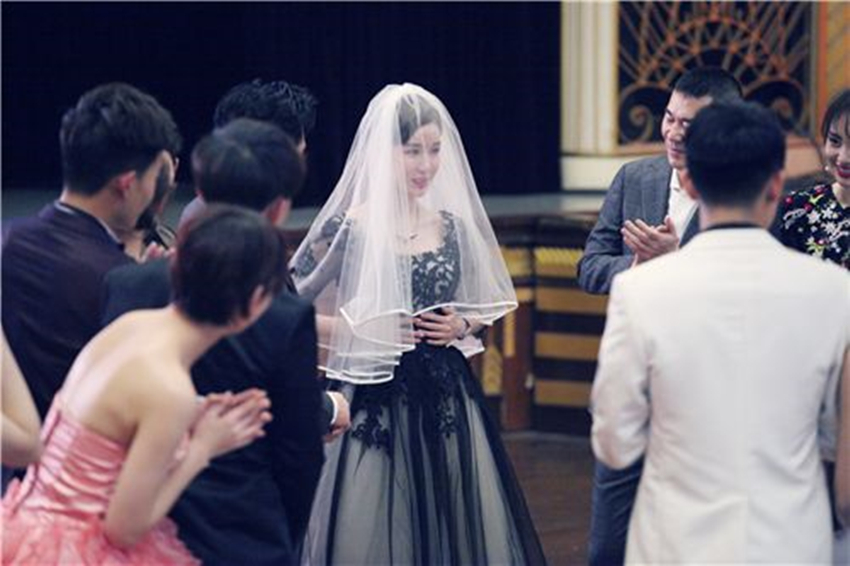 女主换上婚纱,宛瑜优雅,美嘉成熟,她黑婚纱太惊艳】一,林宛瑜,由赵霁