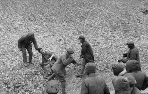 辽沈战役珍贵照:3名国军士兵欺负新兵,图6女兵颜值不
