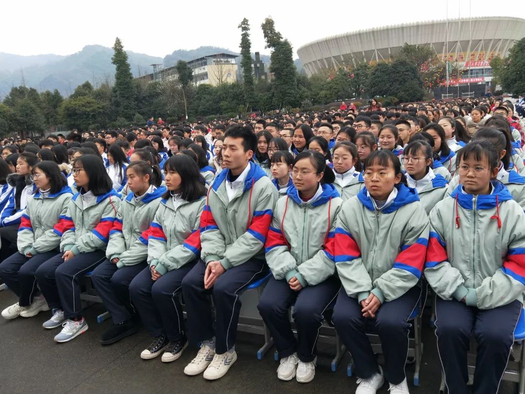 天全中学举行高2016级决战高考百日冲刺誓师大会