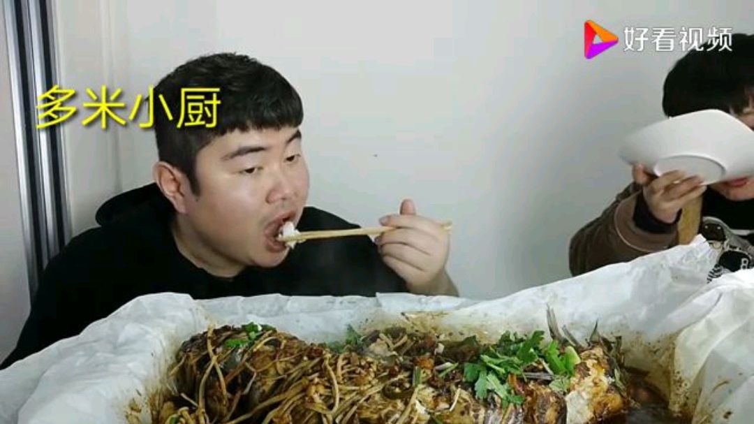 19块钱买条草鱼做纸包鱼,在酒精炉边烤边吃,麻辣鲜香是味儿的很
