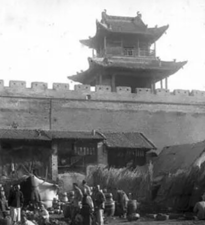 1,1907年,山西绛州的城墙外,沙畹拍摄.