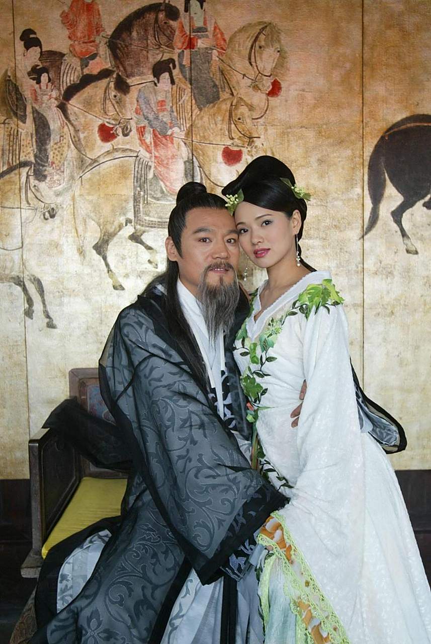 就在投水的关键时刻,钱谦益怂了,他探了探水温,说:"此水太凉,老夫实在