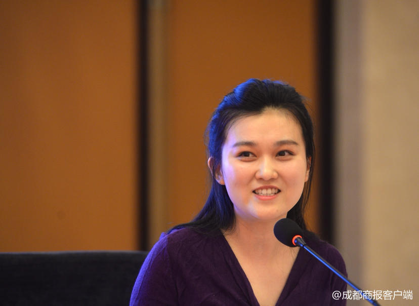 中外诗人论道城市荷尔蒙:到巴黎闻到香水味,到成都闻到麻辣味!