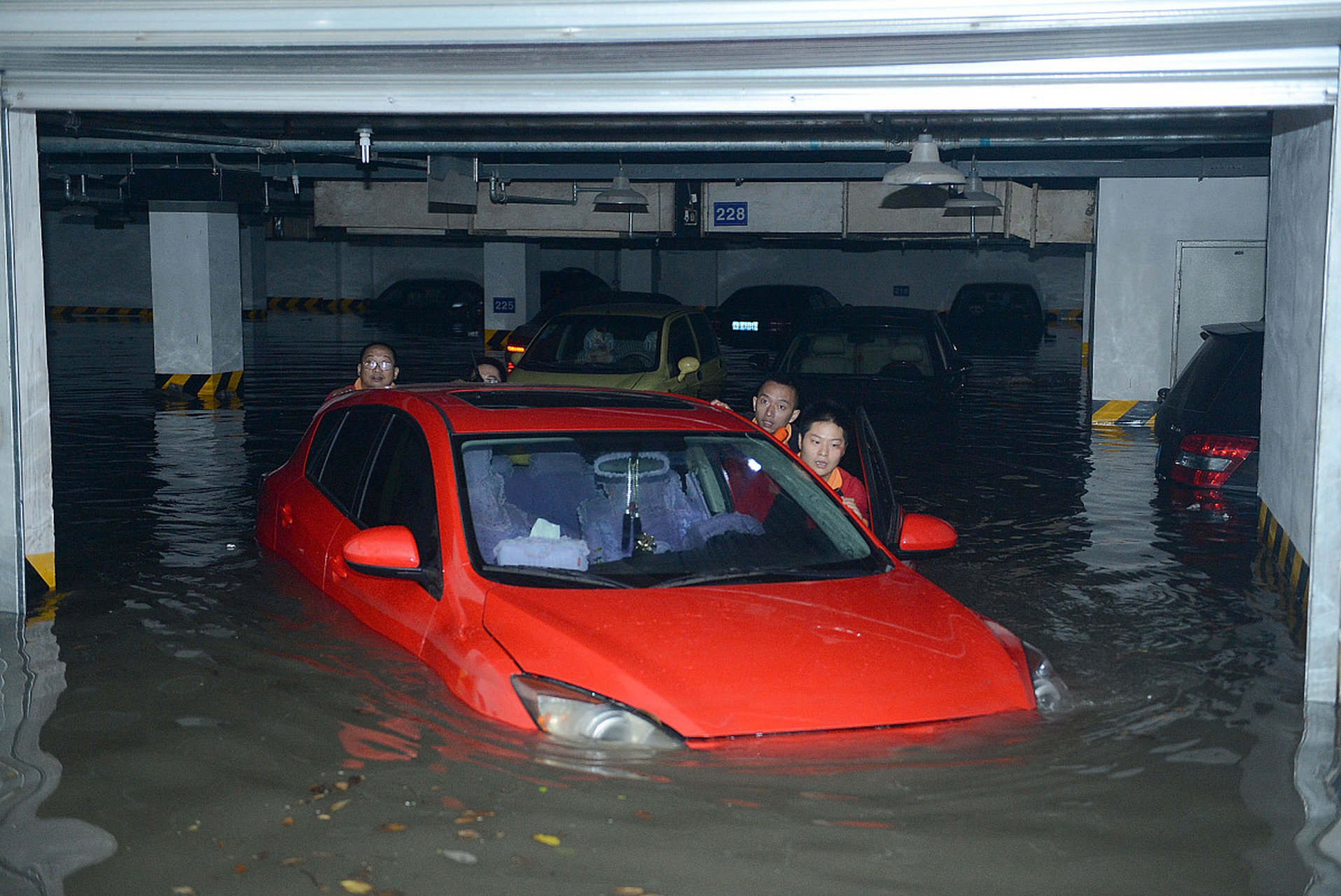 福州暴雨致使200多辆车被淹,业主请求挪车遭拒  福州近日突降暴雨,某