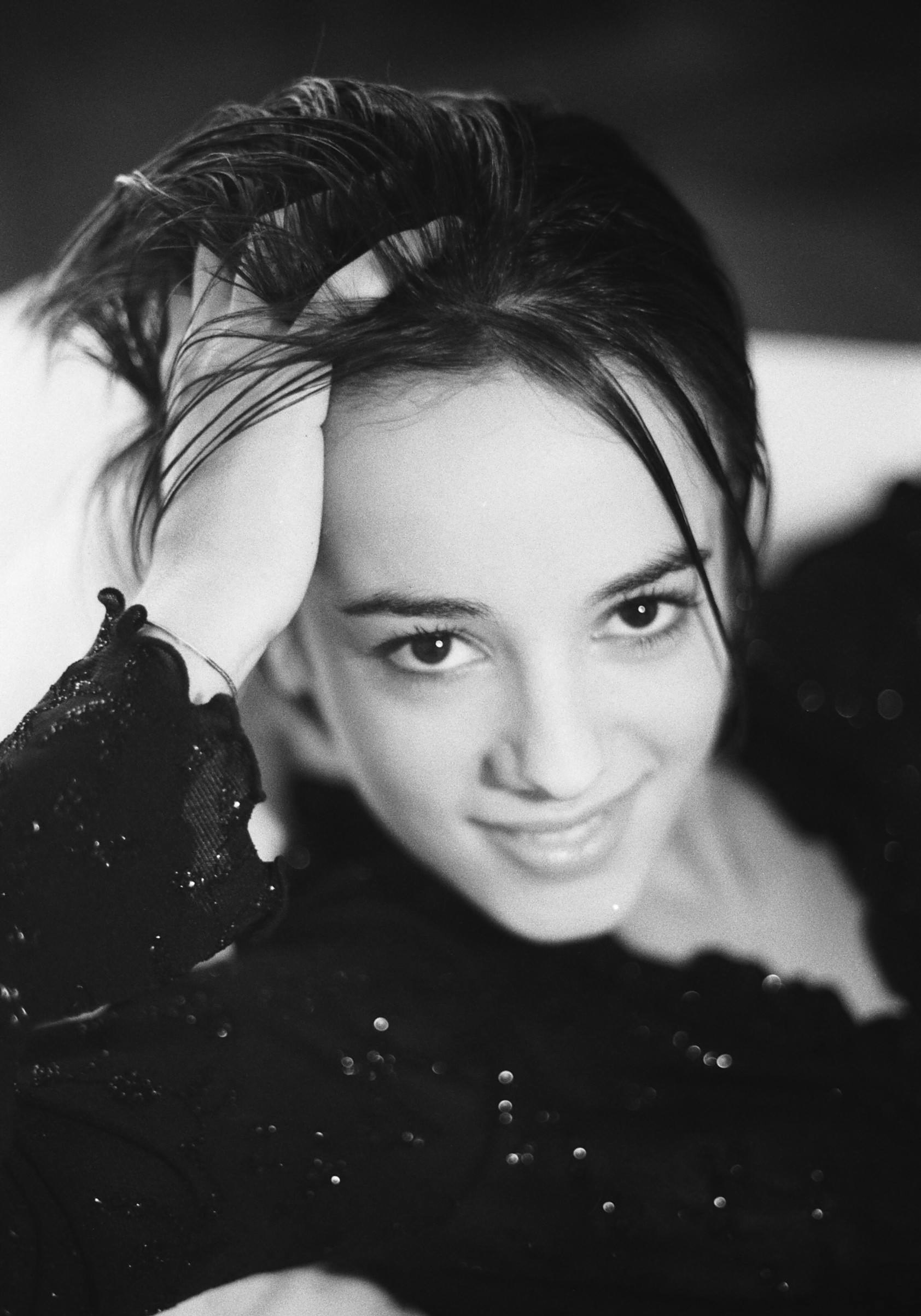 1984年8月21日,艾莉婕出生于法国南部的科西嘉岛海港城市阿雅克肖.