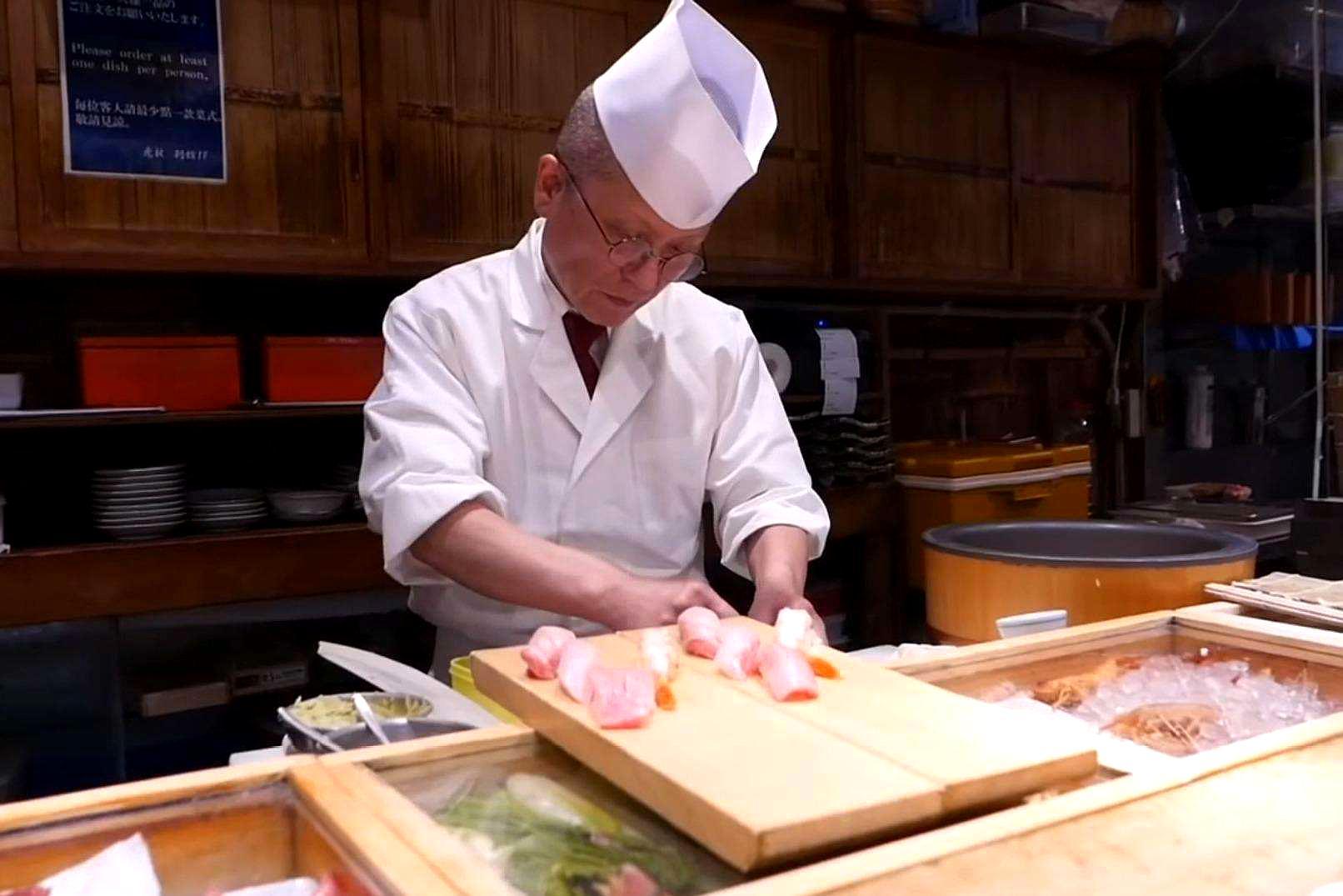 日本"厨子"把牛肉当"儿子",木柴亲自砍,入口即化