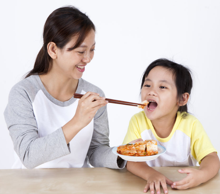 第四:妈妈给孩子喂饭可能会让孩子缺失童年乐趣,影响性格和生活态度