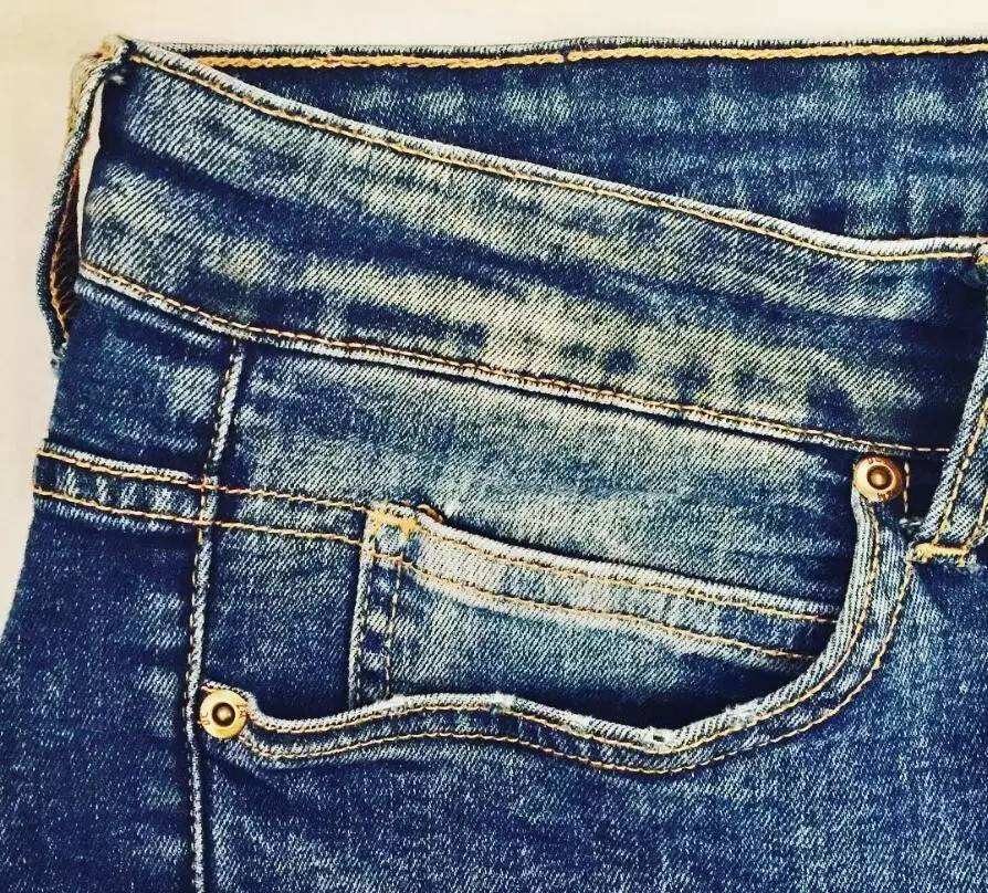 为什么牛仔裤裤兜上面要缝一个迷你口袋?是装什么的?可算知道了