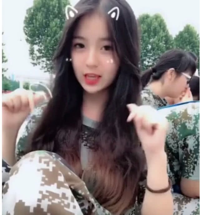 抖音军训女校花自拍火了,身后却抢镜了风头,网友:此女神助攻