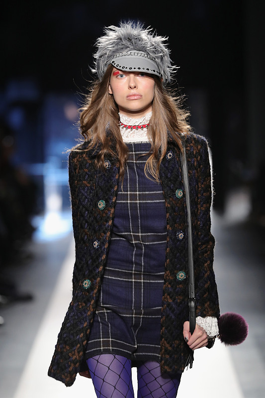 很多女孩的衣服都偏向暗色调,这样会让脸上的神采也变得暗淡了不少.