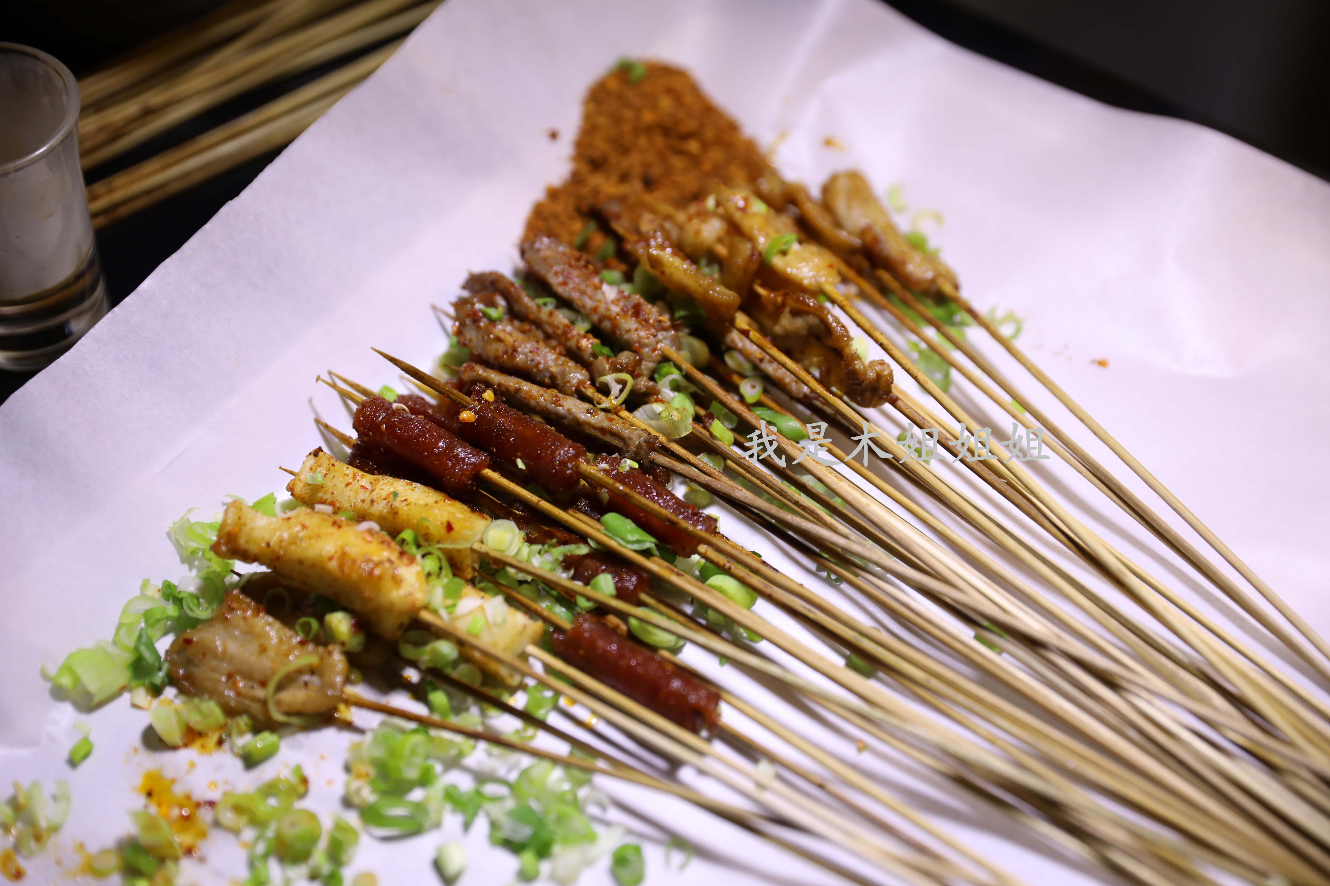 香肠,肥肠,牛肉这种小炸串太适合女生了,一口一串!