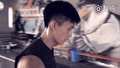 毕业之后, 小哥哥选择了做模特这条道路.