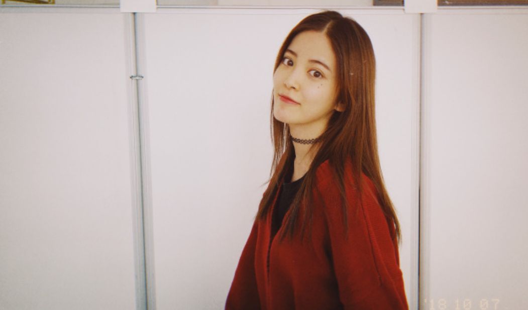 "唐小米"朱丹妮演技在线,穿搭也特有范,一身白色look装优雅时髦