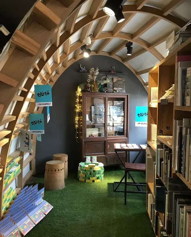 角落处的pop-up store(快闪店),不少都是国外的潮