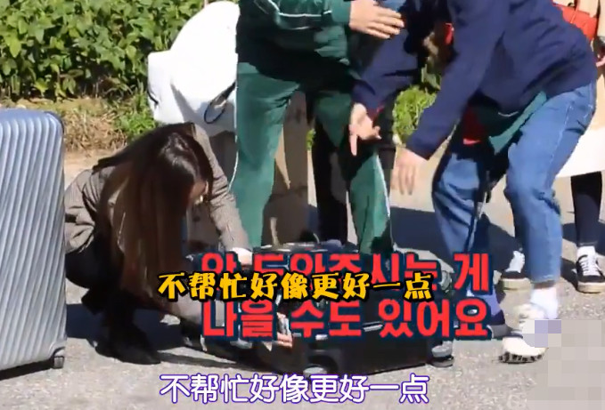 美秋里:金智妮到底有多受欢迎,注意看梁世炯的表现,感觉都是爱