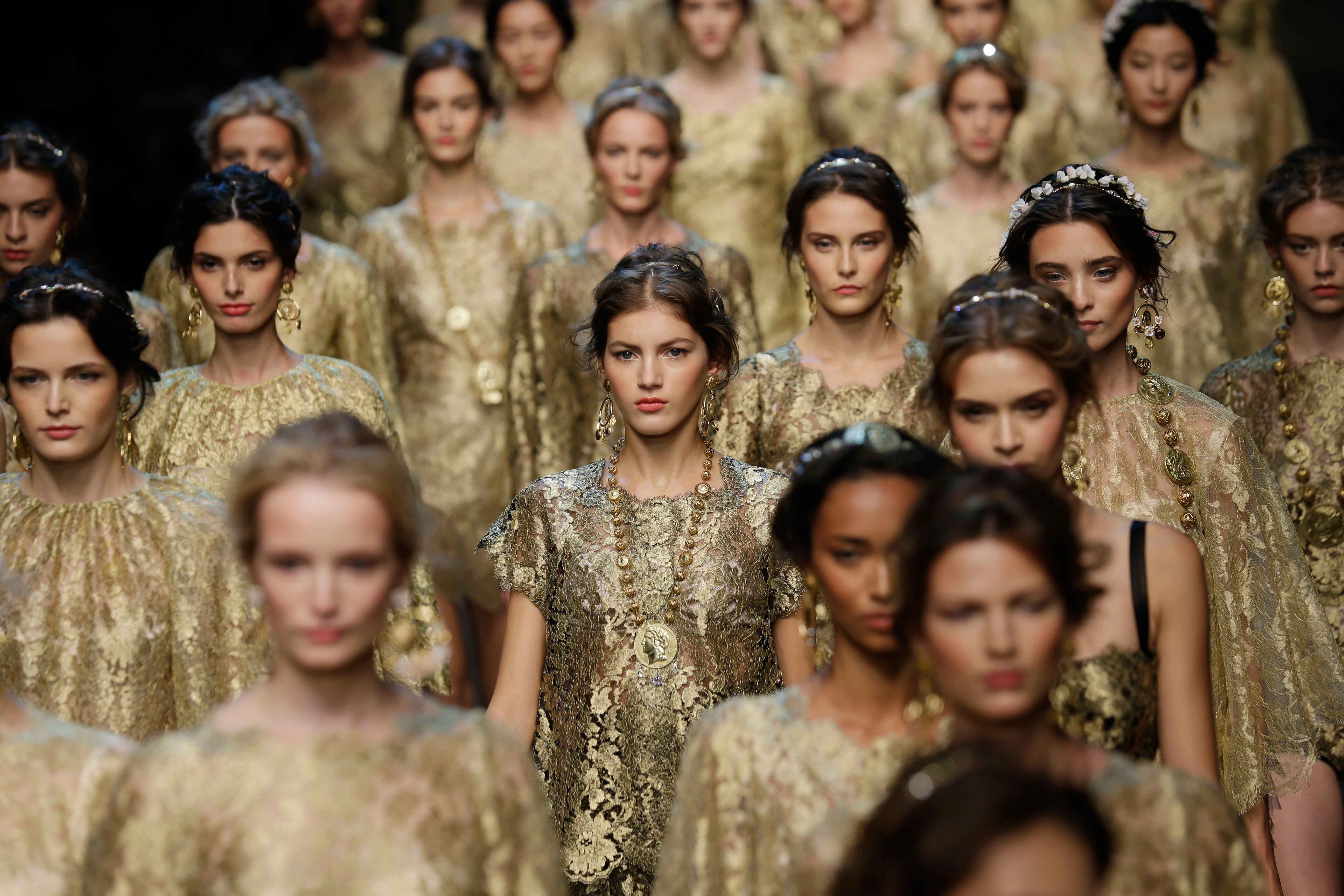 杜嘉班纳"打群架"式的谢幕奢华震撼,中国风集体谢幕美到骨子里