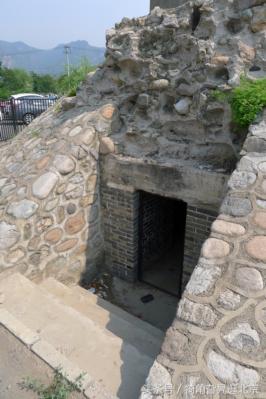 从射击孔往里看,碉堡的厚度非常深,看起来异常坚固,这也是八十年过去