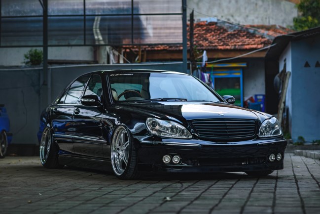 奔驰s级 w220低趴改装,让三叉星的光芒永恒绽放