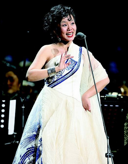 第三首,黄龄的《痒》,当初的她因参加某个歌唱比赛,而被星探发掘签约