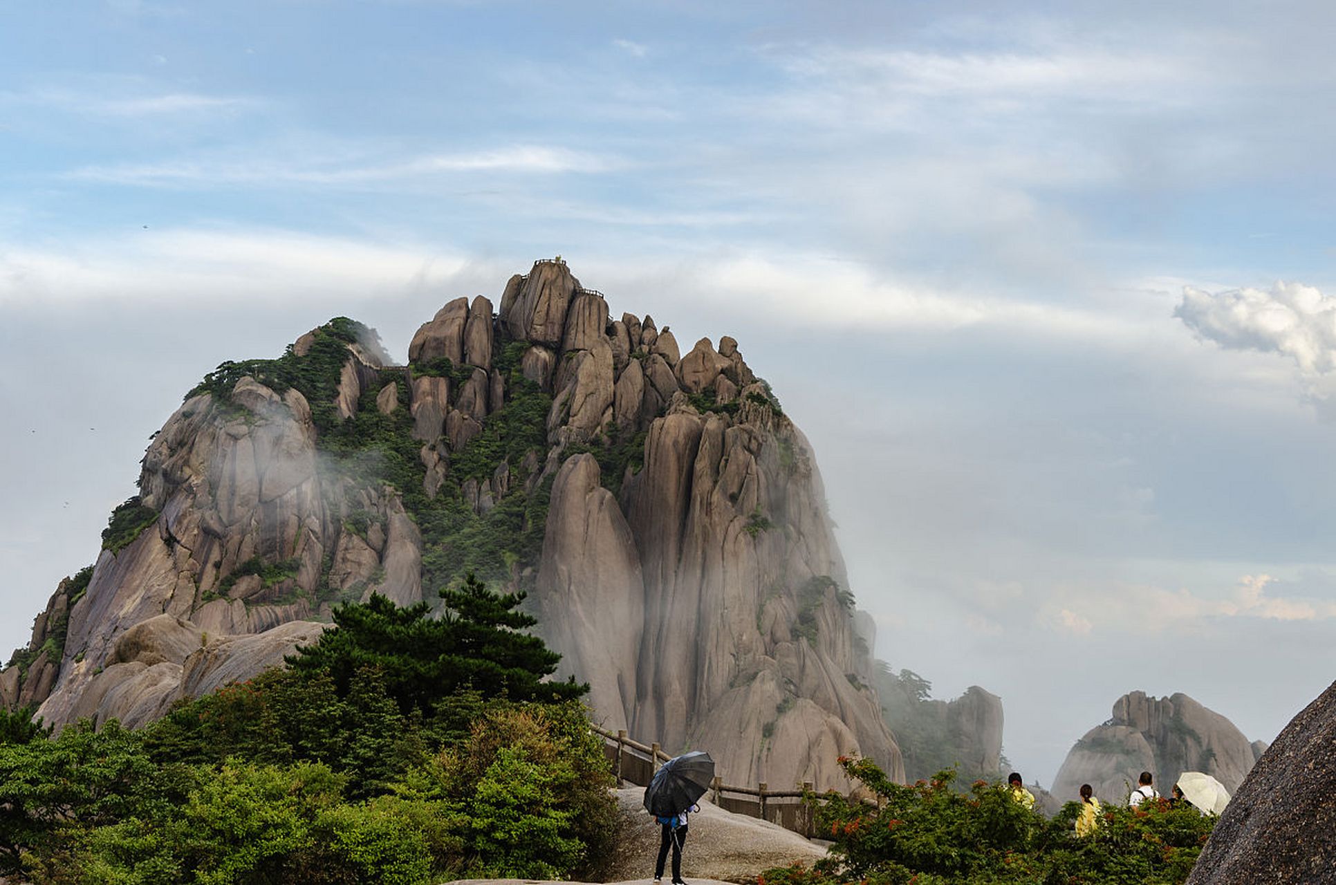 黄山莲花峰,今日我终于登顶!站在山顶,云雾缭绕,仿佛置身仙境.