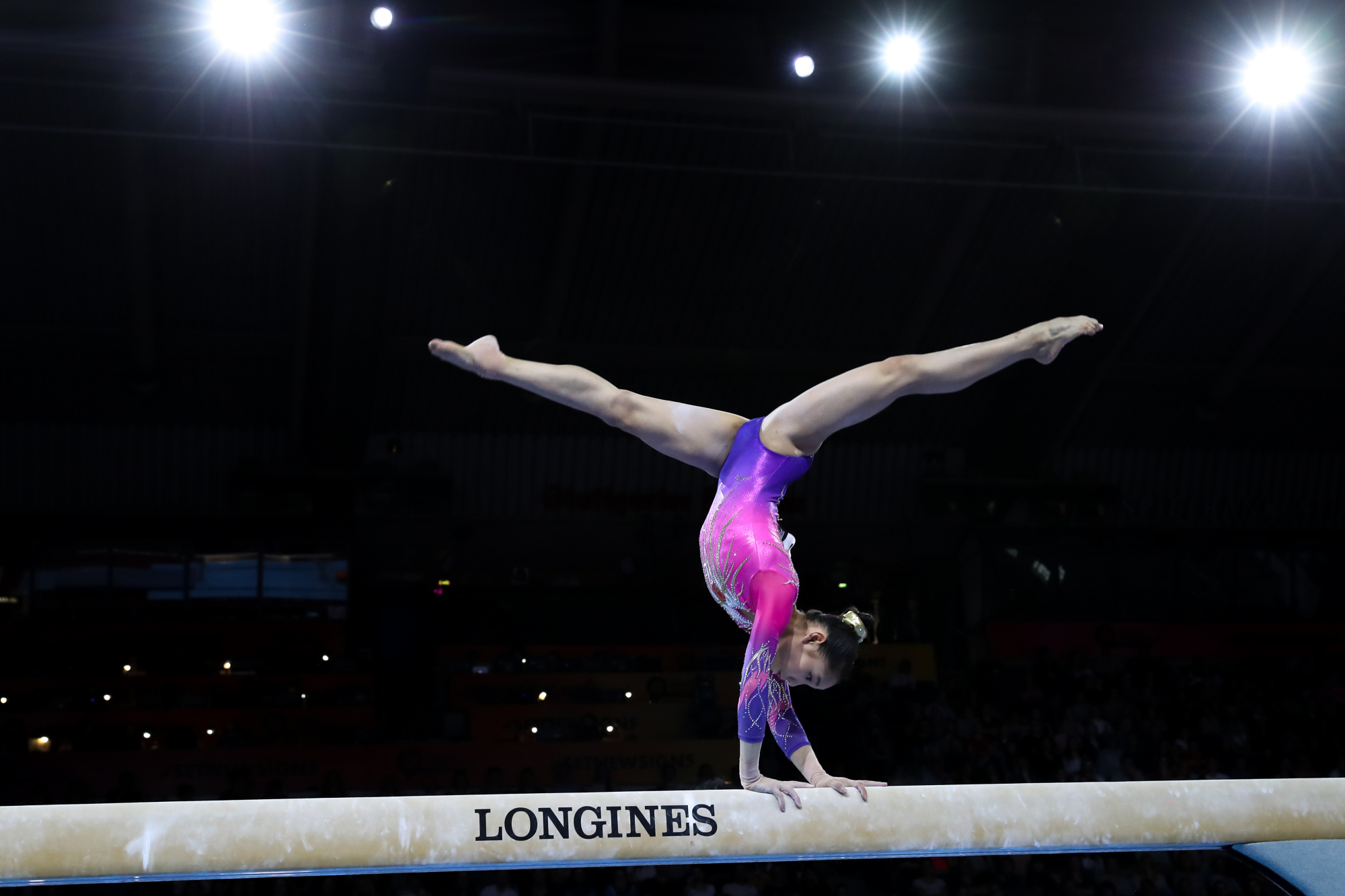 10月10日,中国选手唐茜靖在高低杠比赛中.新华社记者 张铖 摄