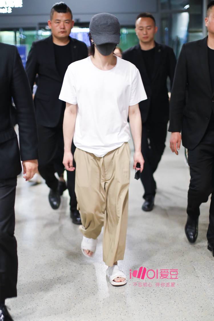 华晨宇今晚北京飞上海 穿着休闲自然随性十足