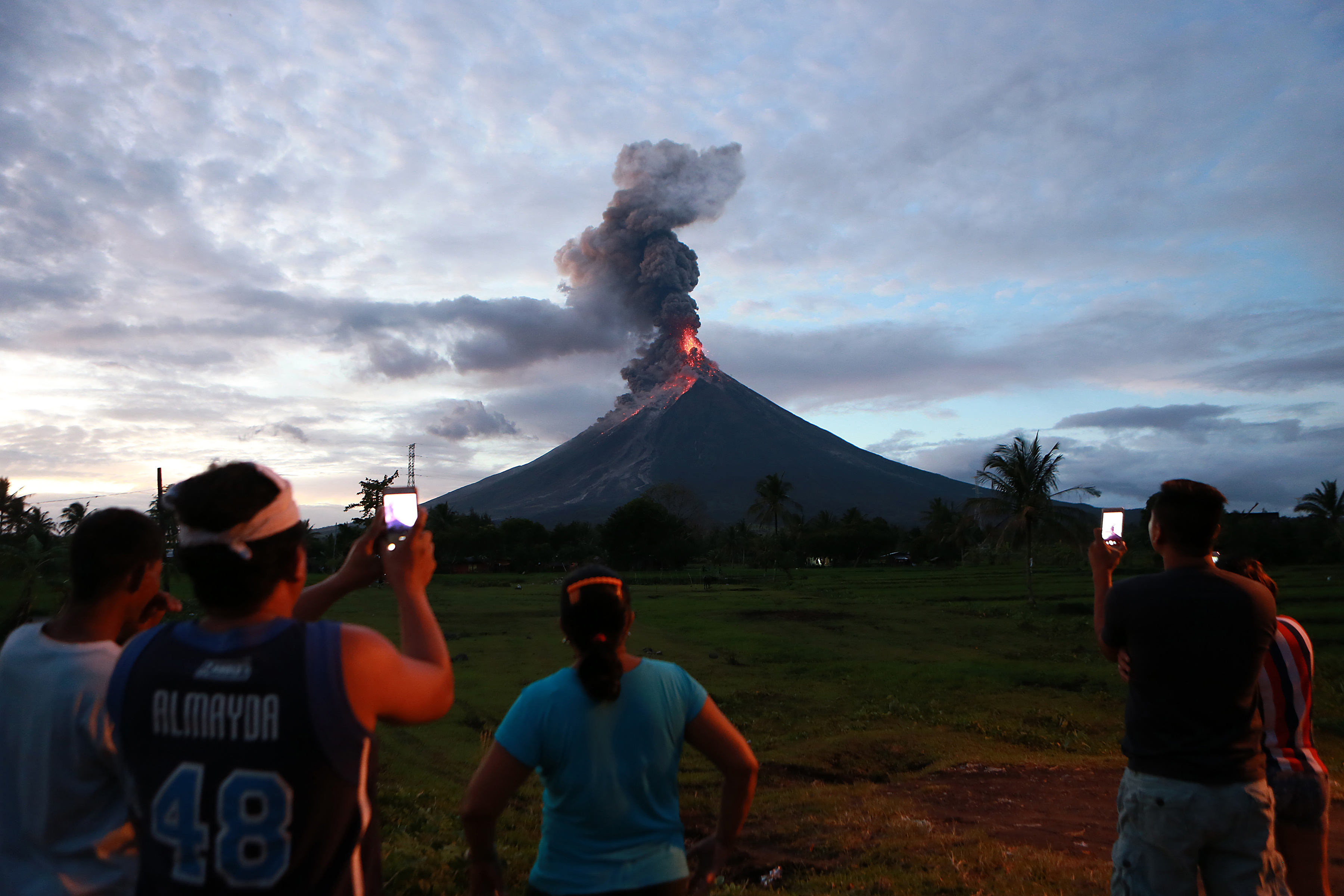 (国际)(8)菲律宾马荣火山持续喷发