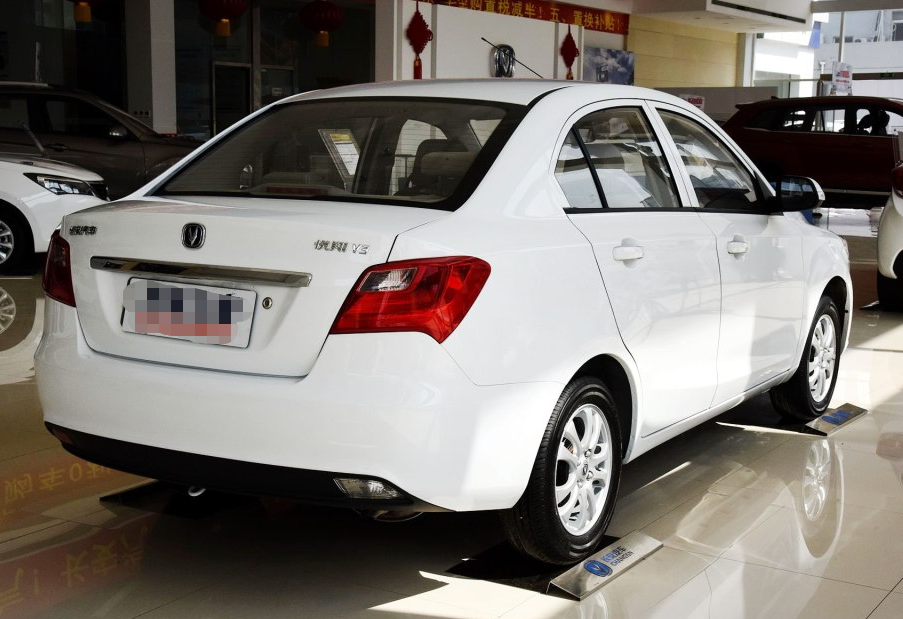 长安汽车-悦翔v3,车身线条比较流畅,外形保持着优雅感