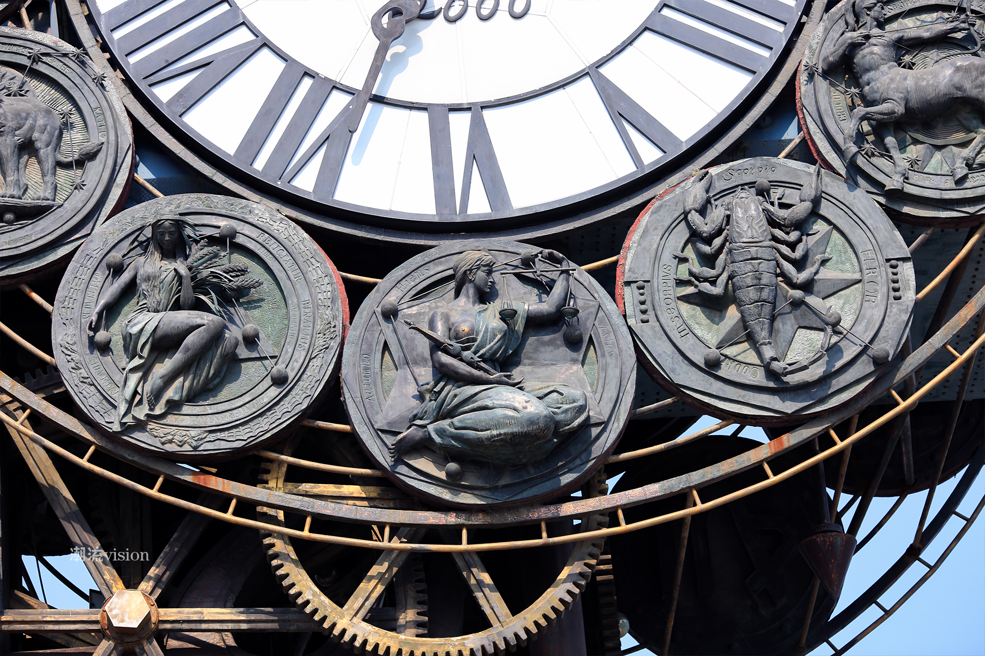 天津地标世纪钟表盘由十二生肖环绕,海河最美片段在津湾