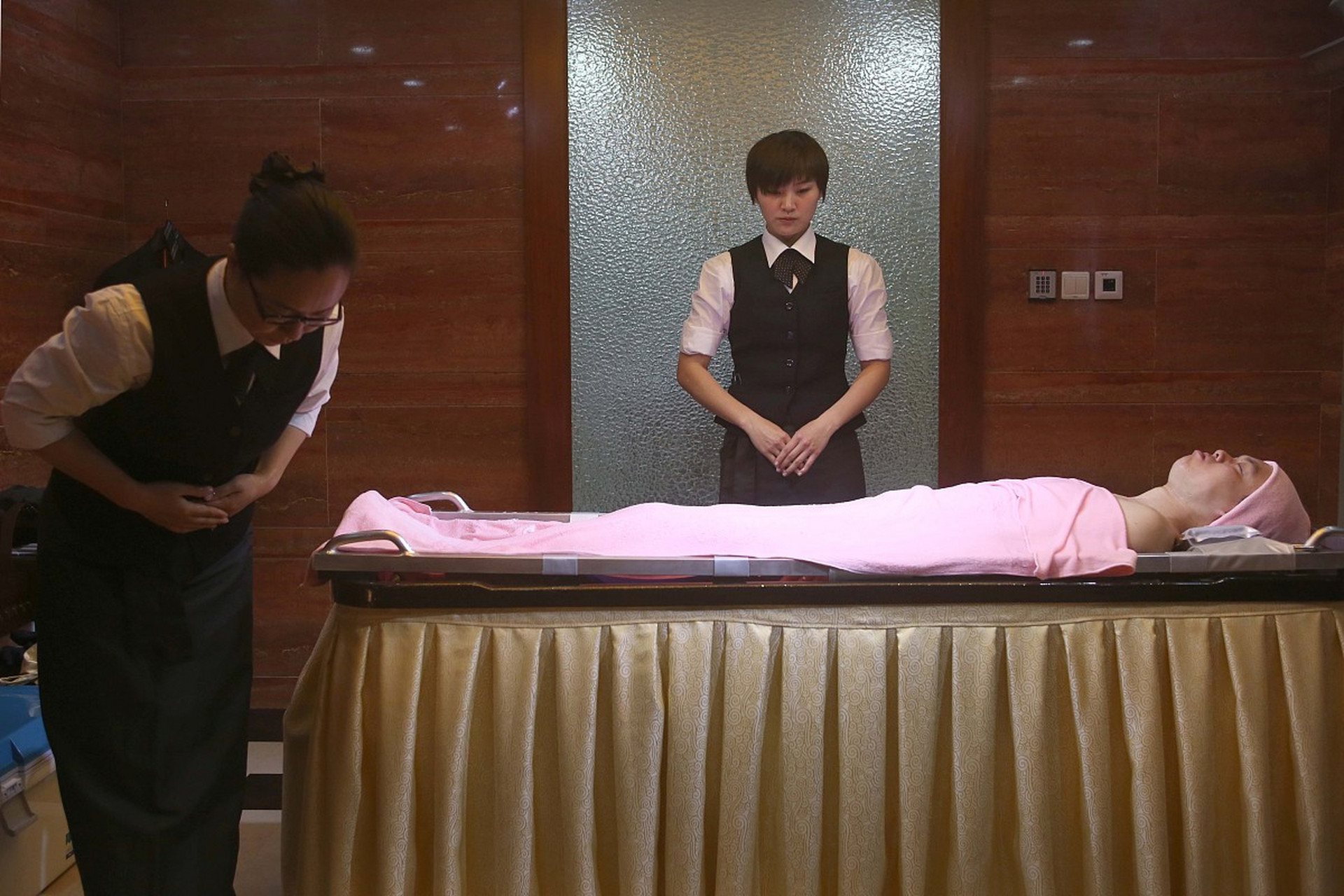 入殓师的日常工作之遗体清洗 为了避免尴尬 通常都是一男一女 两位