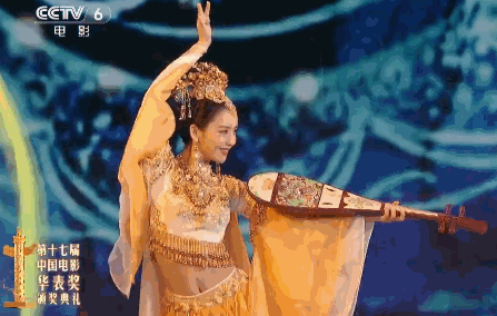 吴亦凡与佟丽娅同台!但目光都集中在佟身上,可吴唱得也好听啊